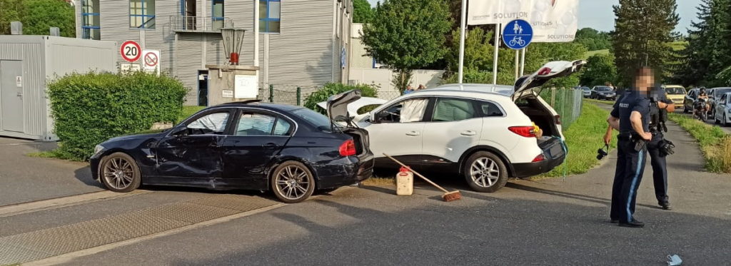 Zwei PKW bei einem Verkehrsunfall